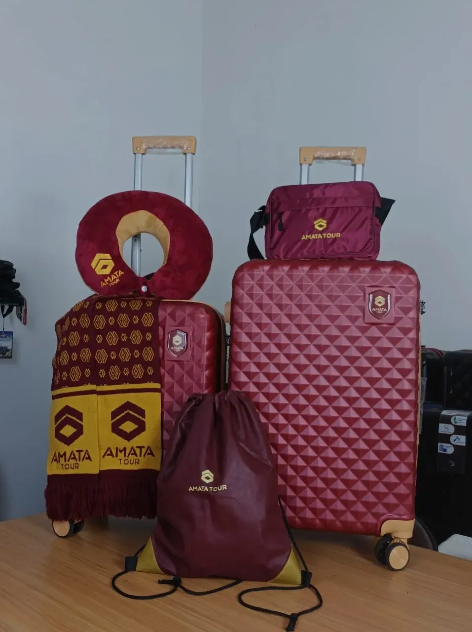 Perlengkapan umroh custom branding Amata Tour — produksi Sentral Koper