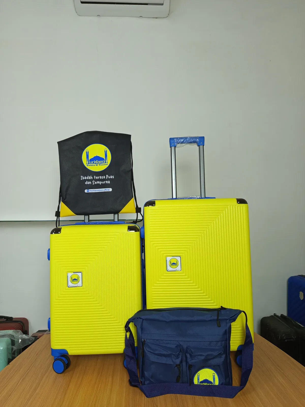 Perlengkapan umroh custom branding Muchtarom Tours & Travel — produksi Sentral Koper